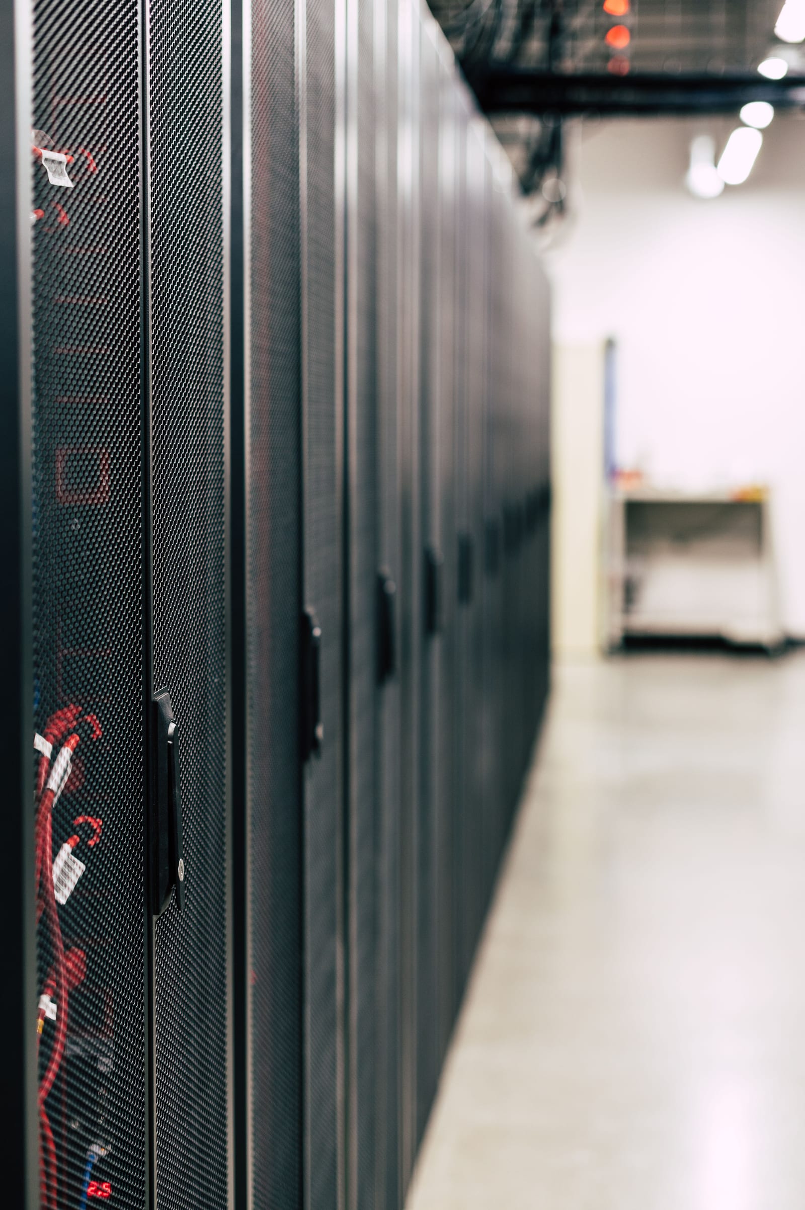 Servidores em rack dentro de um data center